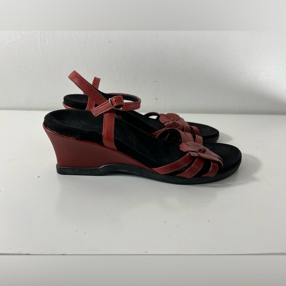 Mephisto Womens Sz 38 EU 7 US Wedge Heel Flower  Sandals Red Black Leather - Picture 3 of 8